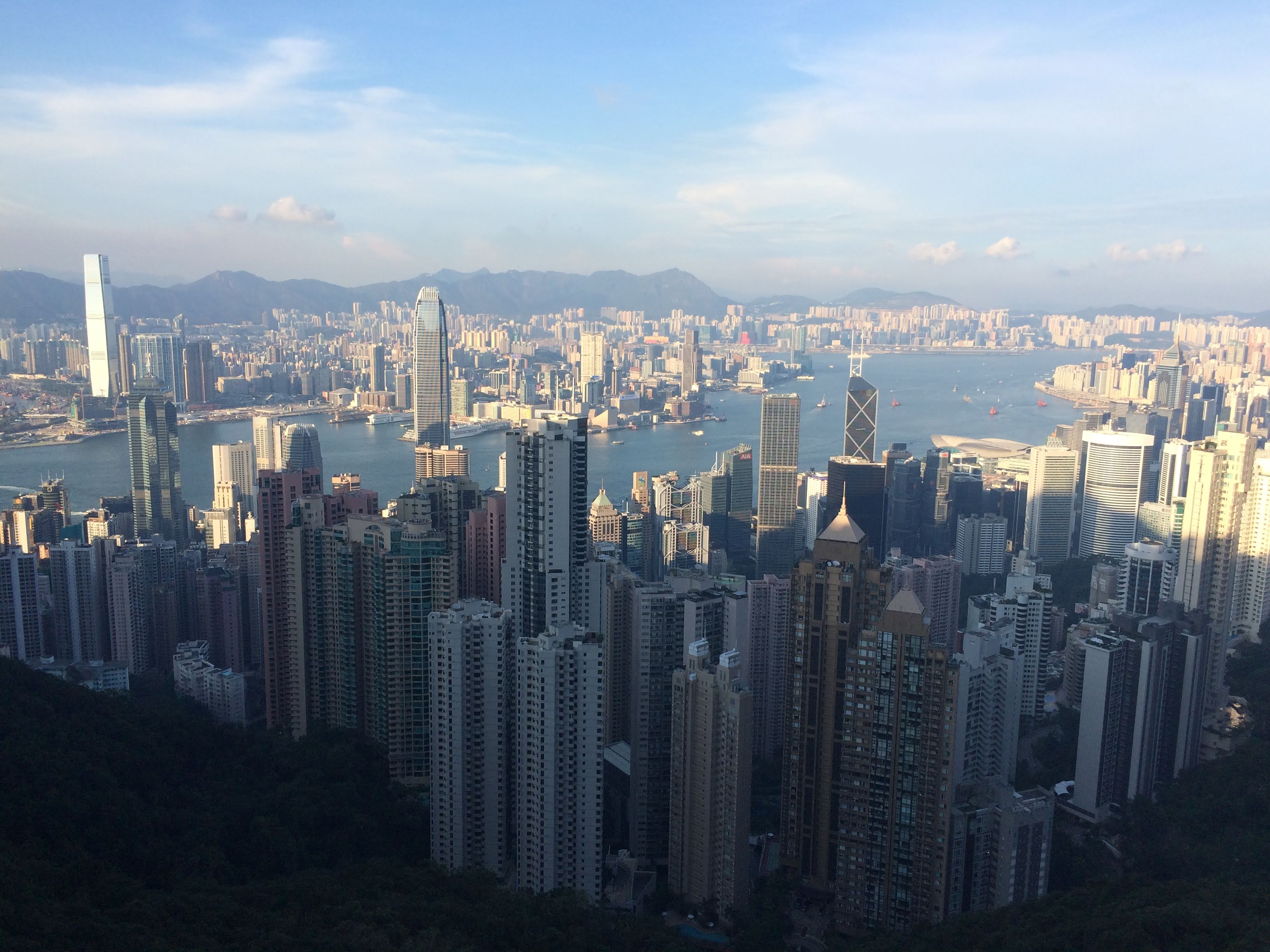 Pemandangan di sebelah kanan Tram bisa melihat kota HongKong juga Kagum mereka bisa membangun rel dengan elevasi yang cukup miring dan bertahan lama