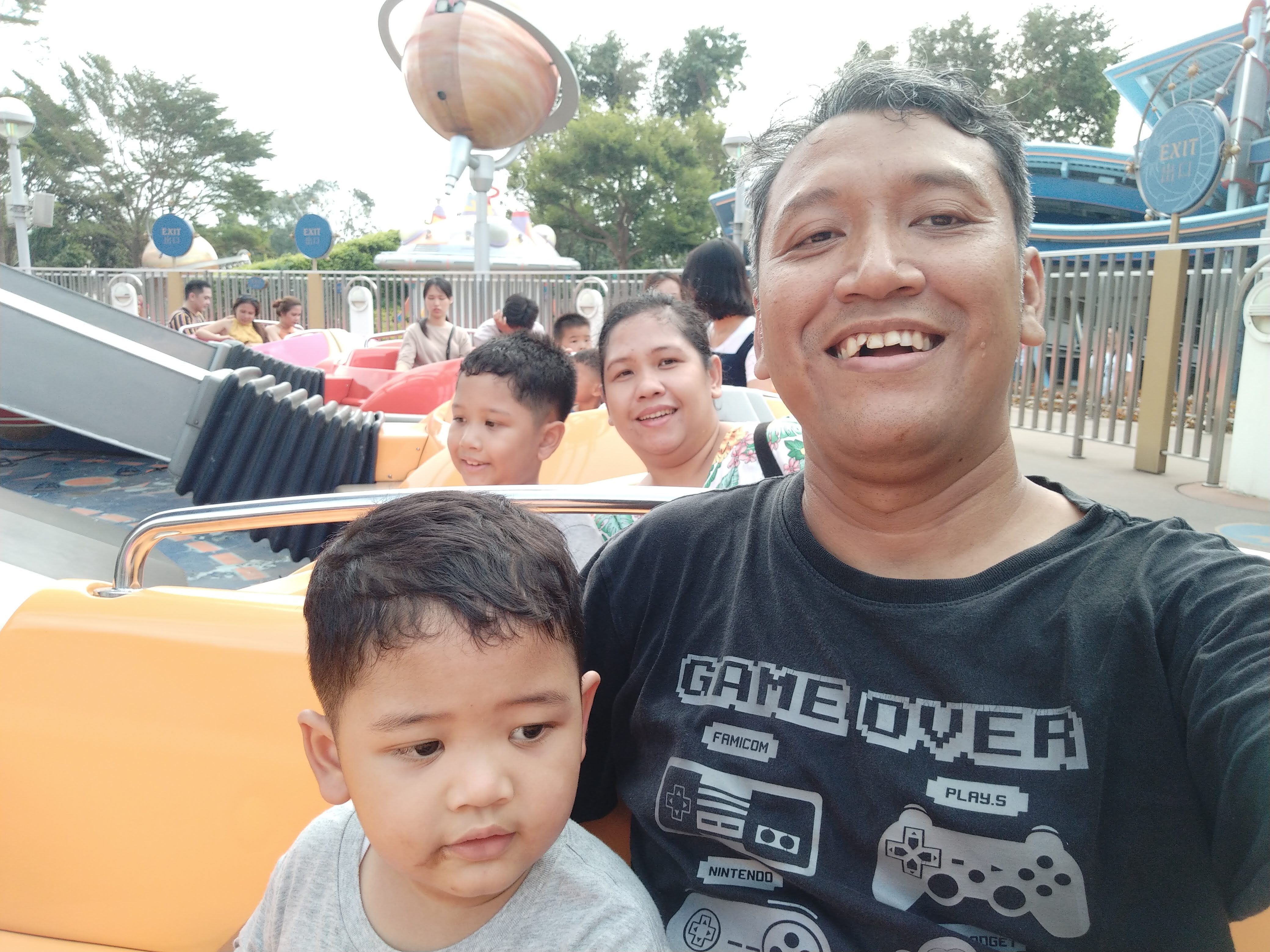 Sebelum sampai di Toy Story Land kami lewati Adventure Land lagi dan sedang ada pertunjukan orang Moana Pertunjukannya pake bahasa Cina dan Inggris