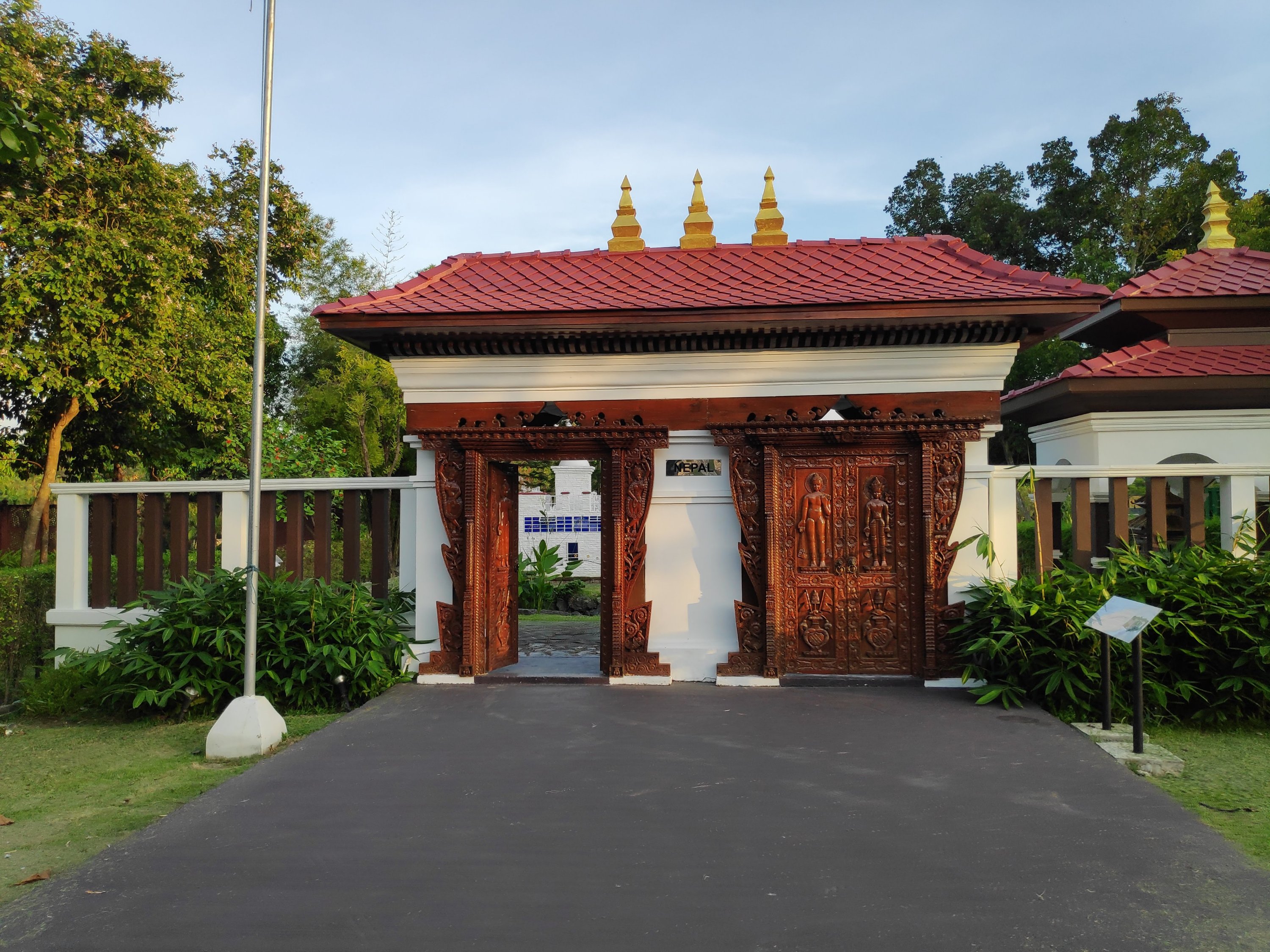 Di taman Indonesia dibuat ada Joglo dan pintu selamat datang ala Bali Tanamannya saya ga tahu namanya hehhee Selain taman Indonesia ada taman Cina