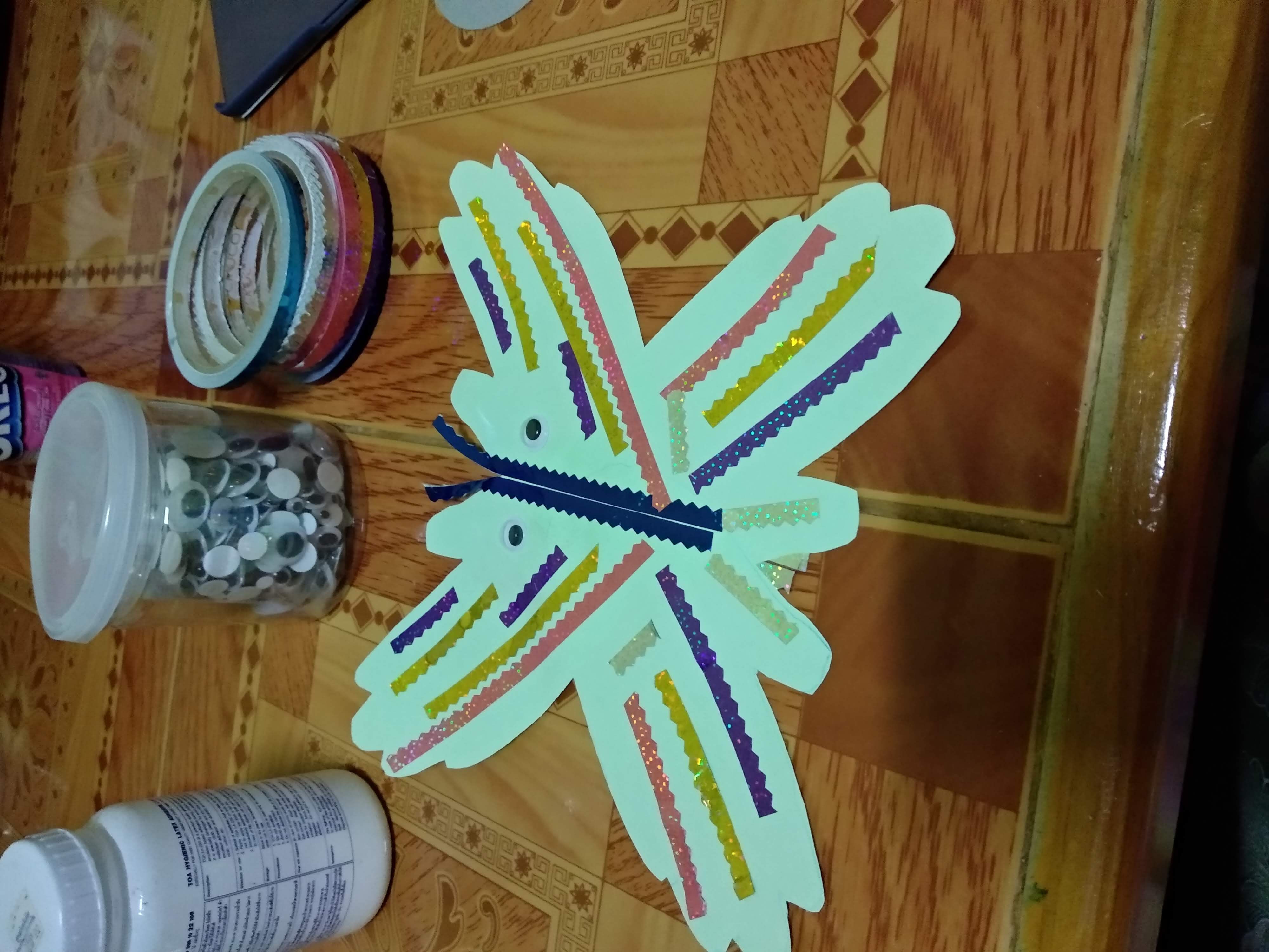 Salah satu sesi kelas saya ajak anak anak bikin butterfly dari cetakan tangan Anak anak menghias kupu kupu dengan washi tape Bagian yang ini gabungan