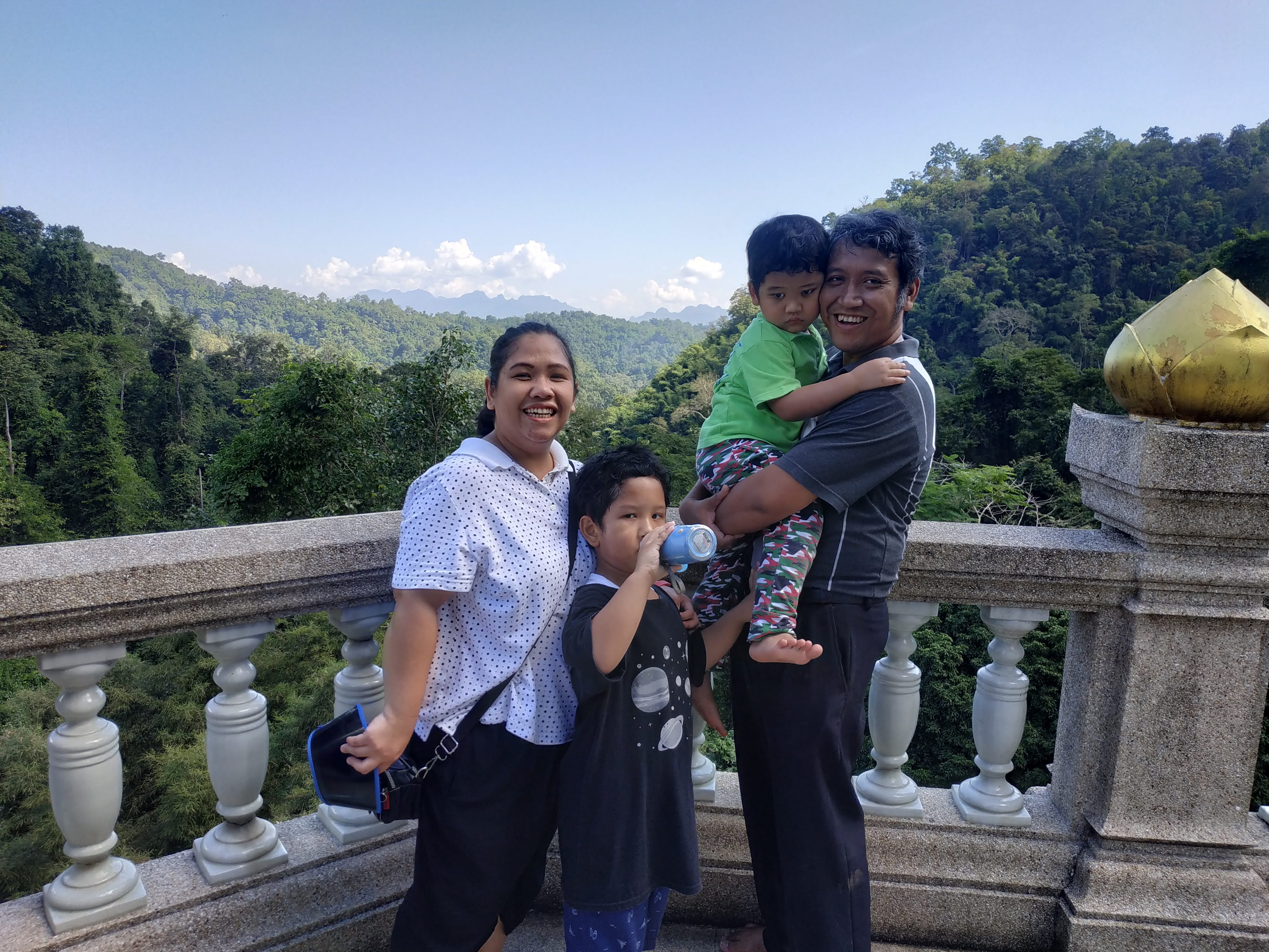 Setelah menghabiskan beberapa menit di daerah temple untuk beristirahat dan foto foto kami memutuskan untuk turun Tentunya perjalanan turun tidak